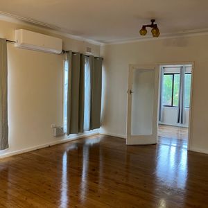 Spacious 4-Bedroom House - Photo 2