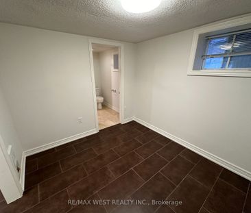 Detached Home For Lease | W8129362 - Photo 6