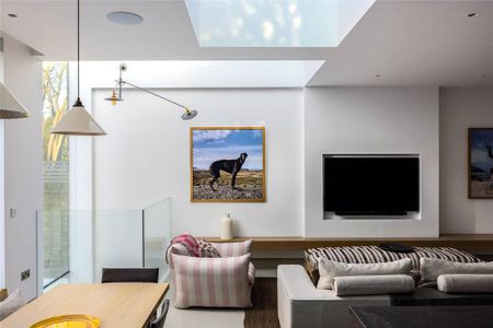 4 bedroom semi-detached house to rent - Photo 2