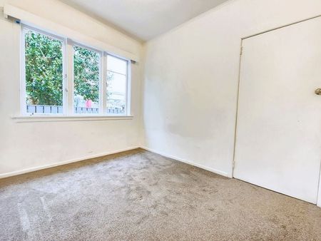 Newly Renovated 3-Bedroom, 1 Bathroom and 2 toilet - Photo 2