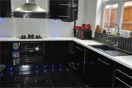 5 Bed Semi-Detached House, Ealing Road, HA0 - Photo 4