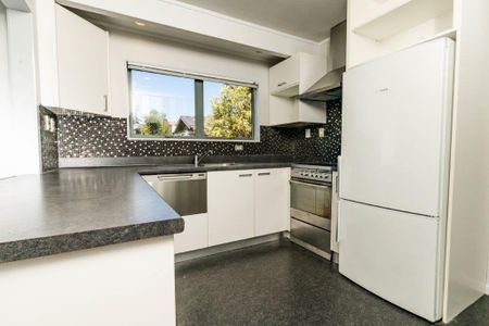 Bright, Calm & Pet-Friendly Home in Glendene - Photo 4