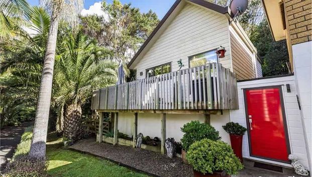 One bedroom flat in arkles bay - Photo 1