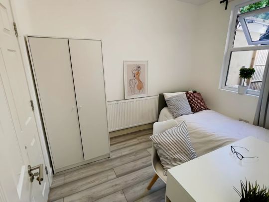 6 Bedroom 4 Bathroom room 2 - Photo 1