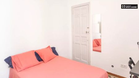 Room in a shared 12-bedroom apartment for rent in Sol, perfect for professionals and students - Foto 2