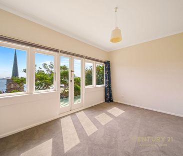 Spacious Family Home with Spectacular Harbour Views&excl; - Photo 2