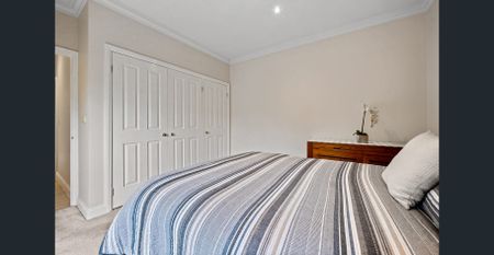 Spacious 3 Bedroom Unit with Double Garage & Private Courtyard - Photo 4