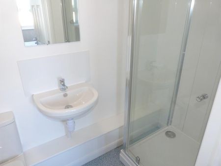 1 bedroom in a flat share to rent - Photo 2