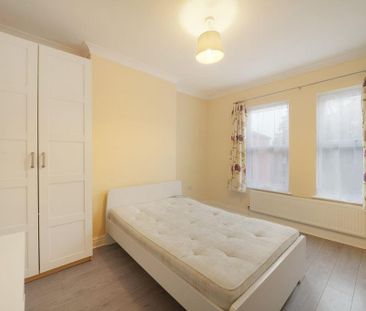 3 bedroom flat to rent - Photo 4