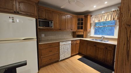 For Lease - 535 Enfield Road, Burlington, Ontario - Photo 3