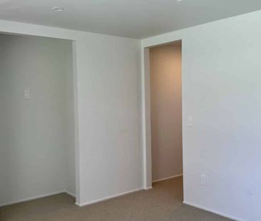 Luxuriously sized living - Photo 5
