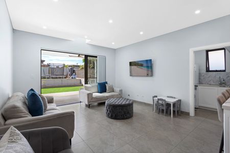 Modern Air-Conditioned Five-Bedroom Duplex with Gas Cook-Top, Three Full Bathrooms and Tiled Floors Throughout! - Photo 5