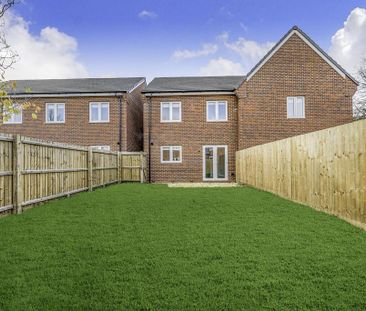 3 bedroom semi-detached house to rent - Photo 2