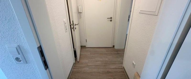 Neu renovierte 2,5-Zimmer-Wohnung mit neuem Duschbad, großer Küche und traumhaftem Balkon mit Blick ins Grüne! - Foto 1