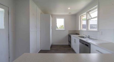 Recently Refurbished Three Bedroom - Photo 5