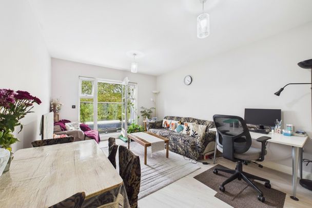 2 bedroom Flat in St. Ives Road, Maidenhead - Photo 1