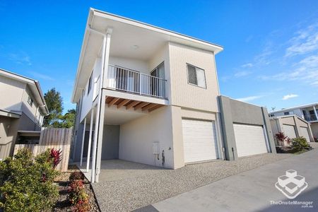 Spacious Modern Townhouse - Photo 3