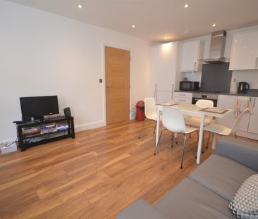 2 bedroom Flat To Let - Photo 1