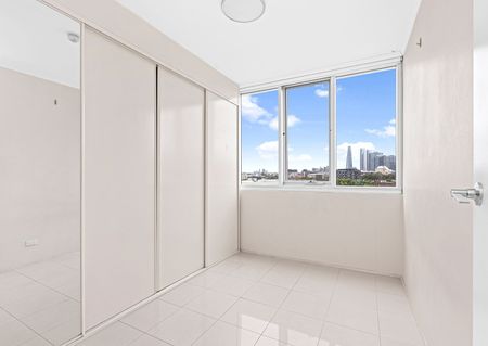 Two Bedroom Apartment with Sweeping City Views - Photo 5