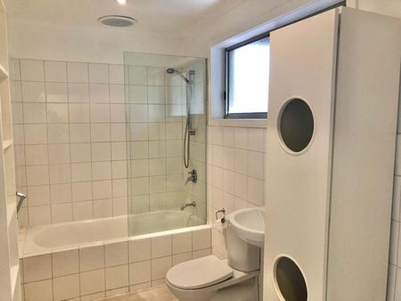 SINGLE LEVEL LIVING - Photo 4