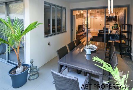 Unbeatable Location, Ground Floor With A Big Courtyard. Walk To Transport, Shops, Park And Bikeway - Photo 2