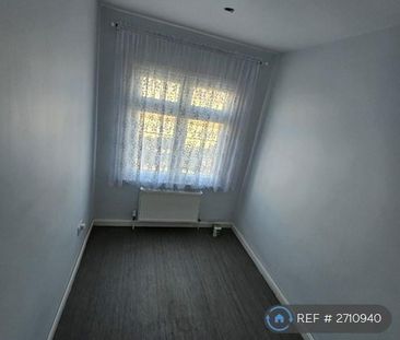 4 bedroom semi-detached house to rent - Photo 3