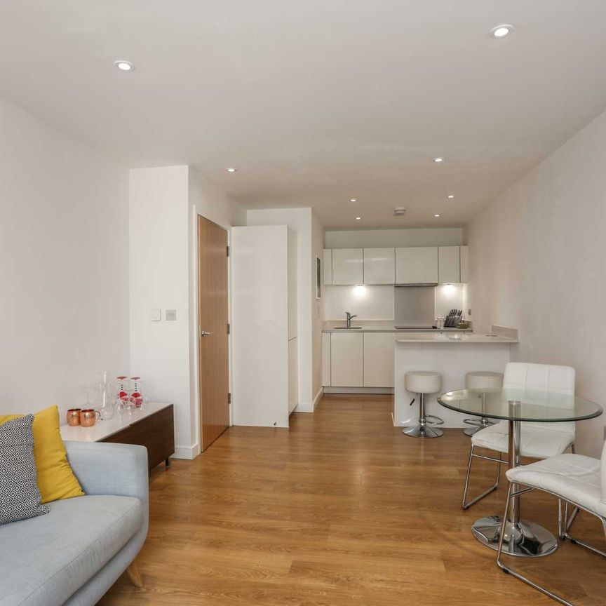 Price £1,700 pcm - Available Now - Furnished - Photo 1