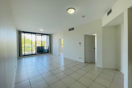 Spacious Modern Apartment Moments from Central Station & Universities - Photo 2