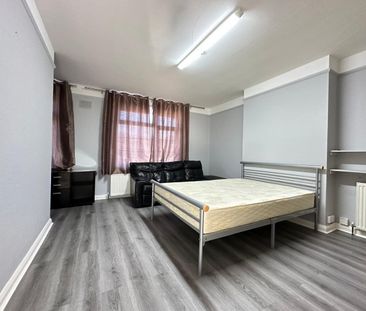 The Fairway, London, NW7 - Photo 1