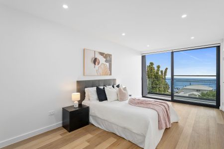 Stunning 4 Bedroom Townhouse in Scarborough - Photo 2