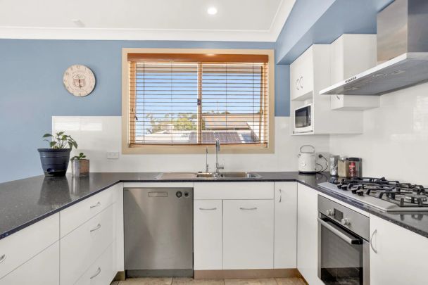 Riverside Living with Lift Access & Stunning Water Views – Fully Appointed Family Home - Photo 1