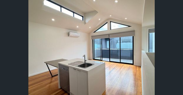 Stylish 2B2B Townhouse in Prime Preston Location - Photo 1