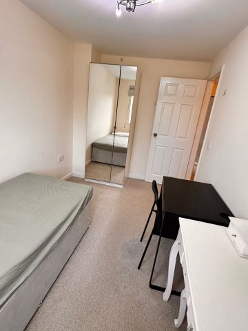 3 Bed Semi-Detached House, Frank Birchill Close, M40 - Photo 4