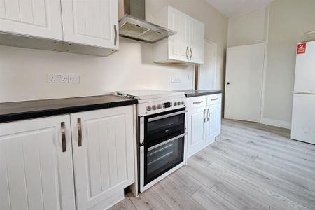 3 bedroom semi-detached house to rent - Photo 3