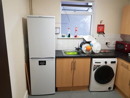 6 bedroom flat to rent - Photo 2