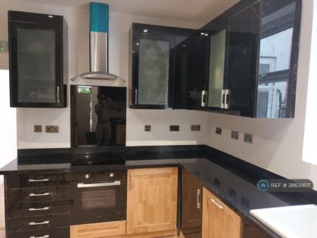 1 bedroom in a house share to rent - Photo 4