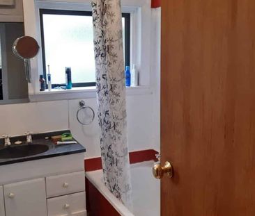 *** CLOSE TO PRIMARY SCHOOL AND FERRYMEAD SHOPPING COMPLEX *** - Photo 2