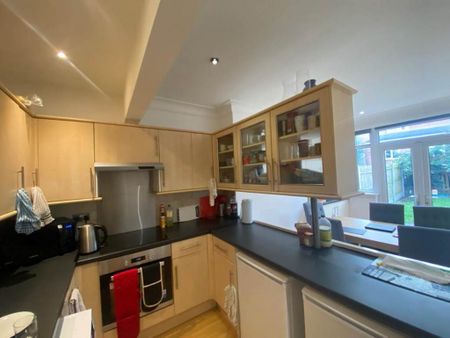 1 bedroom in a house share to rent - Photo 4