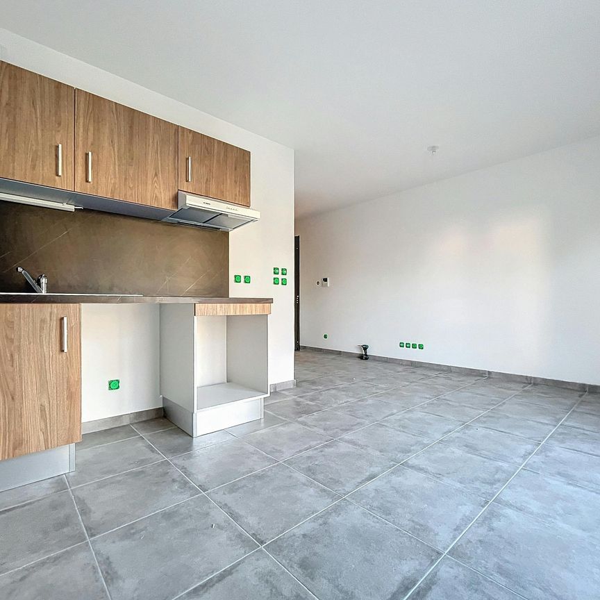 Bron : Idéalement situé studio neuf avec cuisine et garage - Photo 1