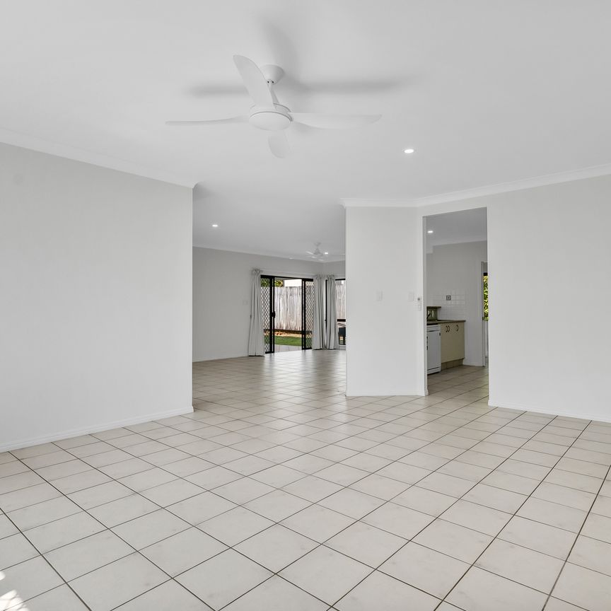 BRIGHT, SPACIOUS & EFFORTLESSLY COMFORTABLE LIVING IN MT SHERIDAN - Photo 1