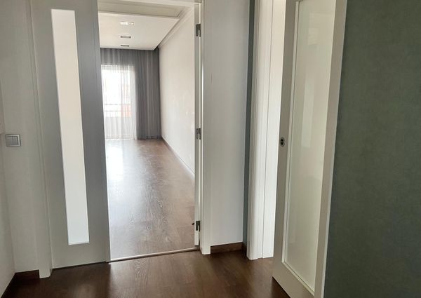 Apartamento T2 situado na Avenida Dr. Lourenço Peixinho em Aveiro.
