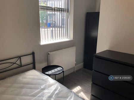 1 bedroom in a house share to rent - Photo 2