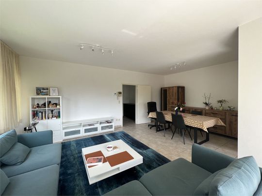 Ruim 2 slaapkamer appartement met terras en garageplaats. - Photo 1