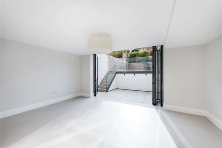 A superbly located four bedroom house with parking. - Photo 3