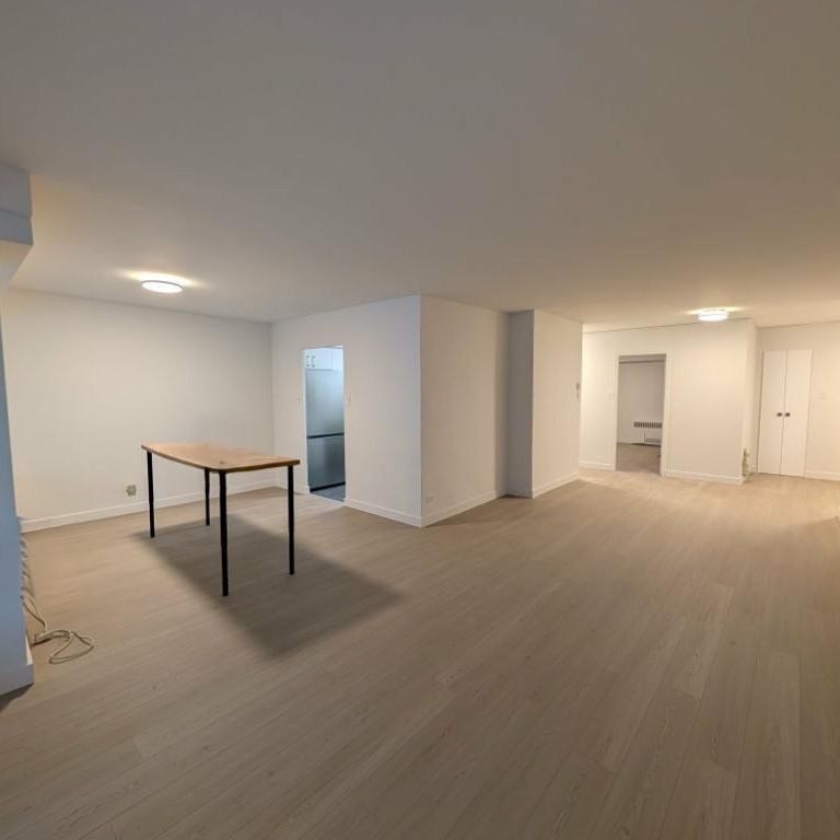 Newly renovated 5½ in Imperial House — 3 bedrooms, 2-bath (1 ensuite), new kitchen and floors, balcony, and family‑friendly amenities (Golden Sq Mile) - Photo 1