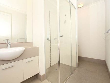 Stylish Street Frontage Townhouse! - Photo 4