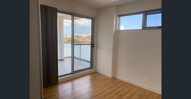 Modern 2 Bedroom Apartment with Separate Study - Photo 1