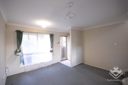 Spacious Two-Bedroom Townhouse with Air Conditioning & Double Parking - Photo 4