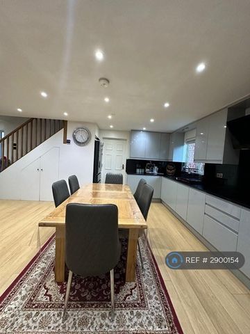 3 bedroom detached house to rent - Photo 4