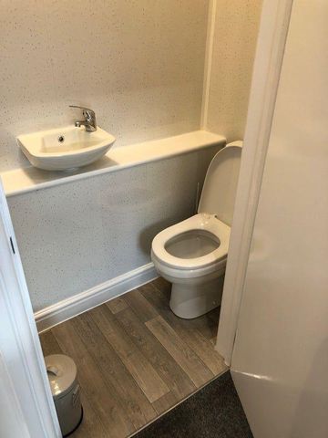 1 bedroom in a house share to rent - Photo 3